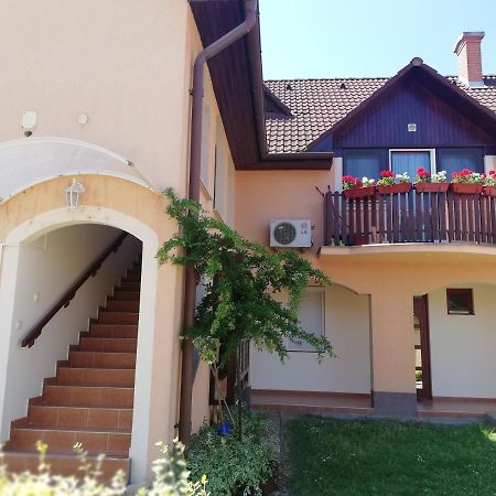 Galery Apartman Gyula Buitenkant foto