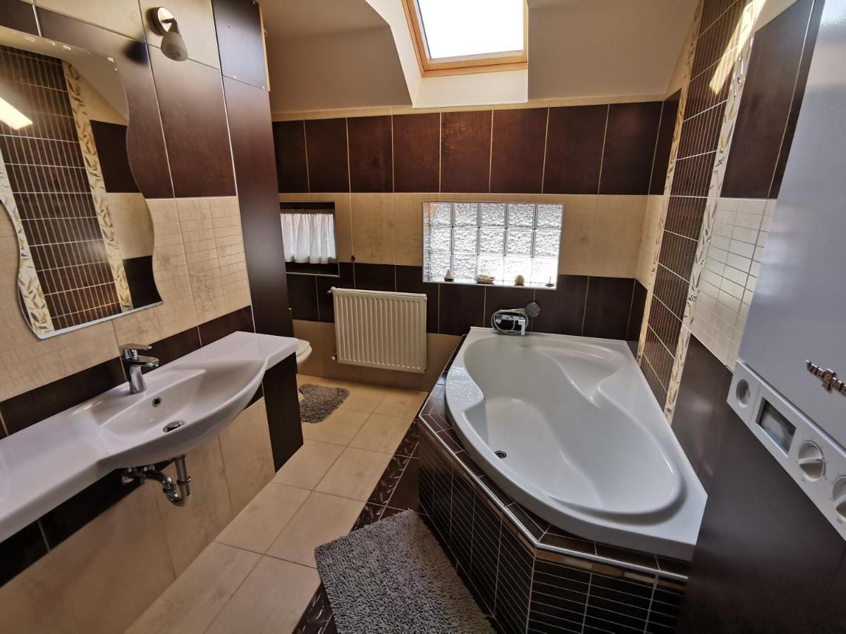Galery Apartman Gyula Buitenkant foto